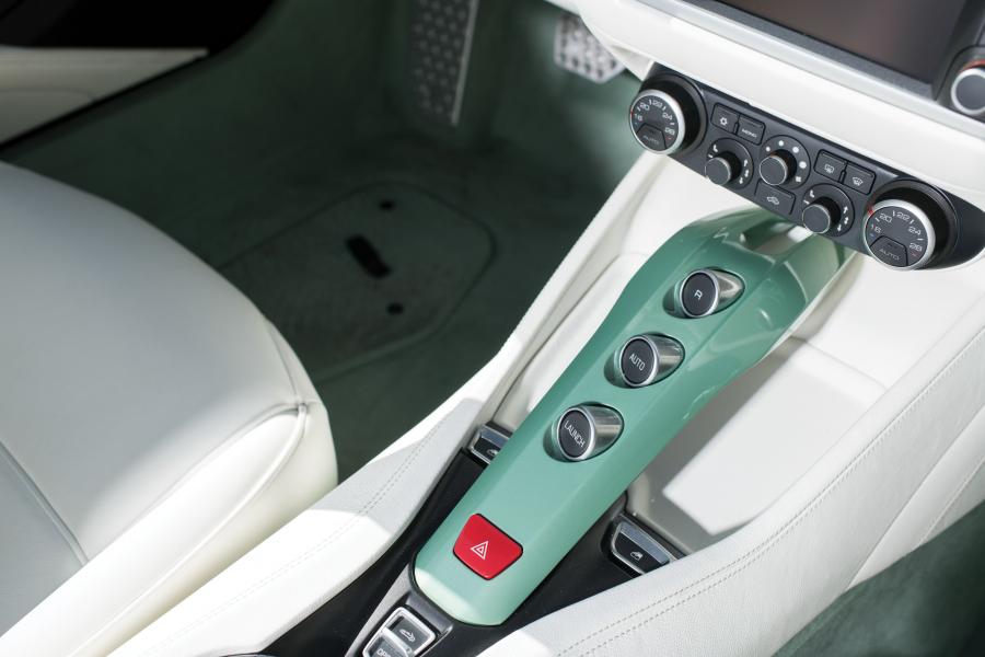 Детали интерьера Ferrari California T Gran Turismo Perfection (226536) 2017 года  (фото 20 из 31)